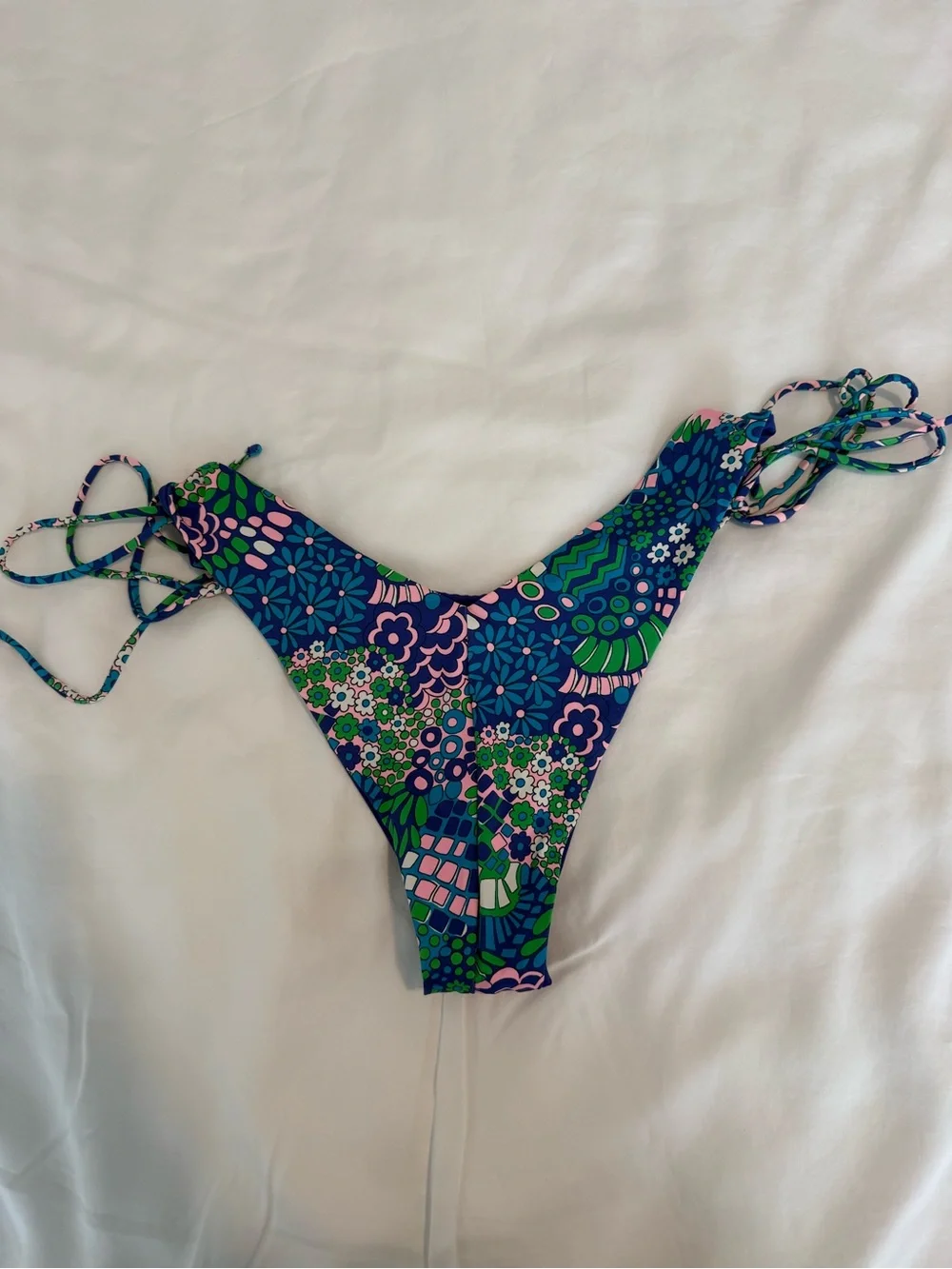 Frankie’s Bikinis x Hailee Steinfeld Floral Tie-Side Bikini Bottoms – Blue/Green